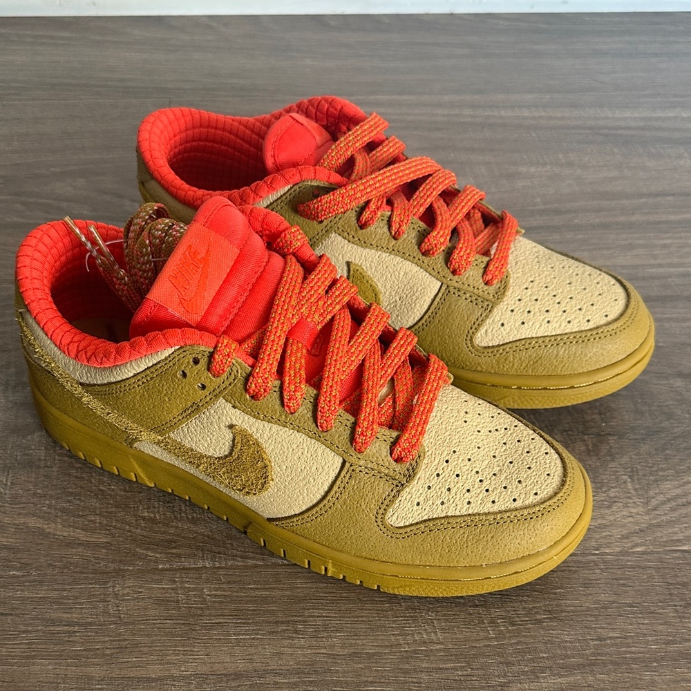 Nike Women's Low-Top Sneakers in Olive Green and Bright Orange